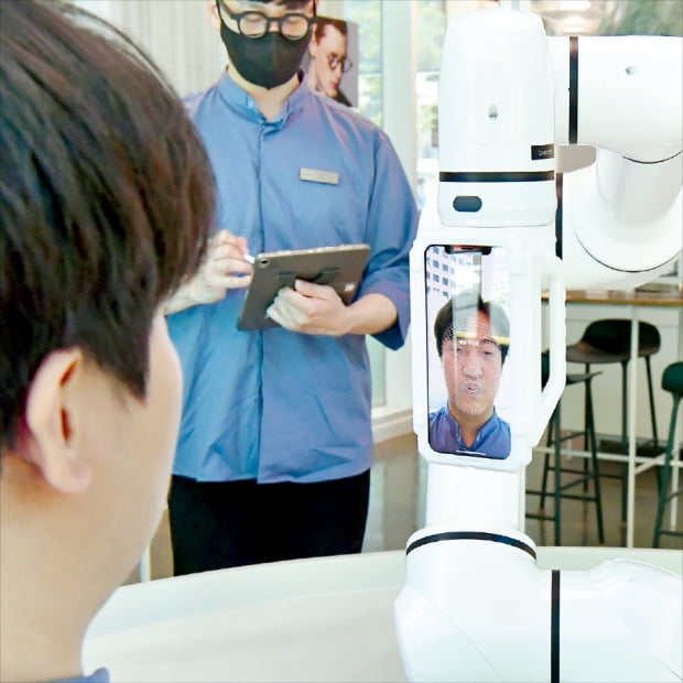 서울 서소문동에 있는 안경원 브리즘은 고객 얼굴을 촬영해 입체 도면을 제작한 뒤 3차원(3D) 프린터로 맞춤 안경을 뽑아낸다.  김영우  기자