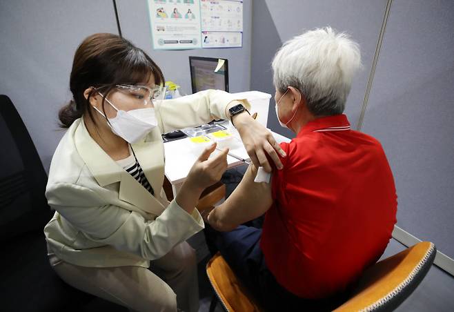 서울 동작구 코로나19 예방접종센터가 설치된 사당종합체육관에서 시민들이 백신 접종을 받고 있다. 연합뉴스