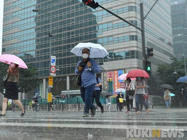 서울 종로구 광화문 사거리 일대에서 우산을 쓴 시민들이 출근하고 있다. 사진=박태현 기자 