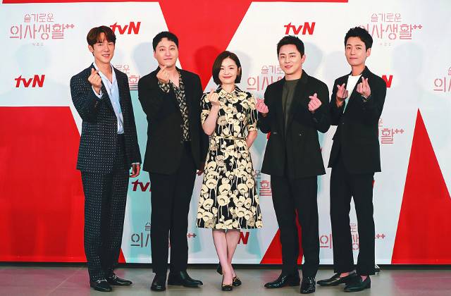 tvN ‘슬기로운 의사생활’ 시즌2의 주요 배경인 율제병원 세트장에서 10일 열린 온라인 제작발표회에서 주연배우 유연석 김대명 전미도 조정석 정경호(왼쪽부터)가 포즈를 취하고 있다. CJ ENM 제공