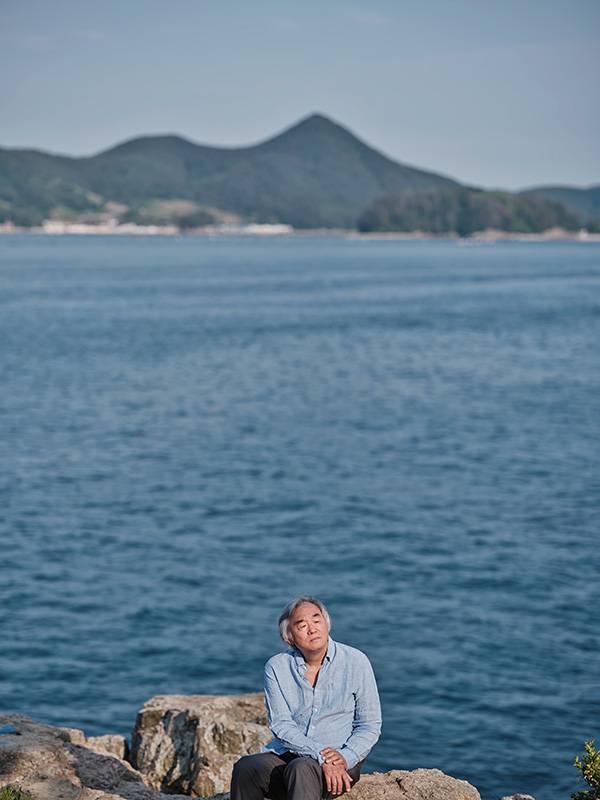 피아니스트 백건우는 사진 촬영도 프로페셔널하다. 백건우는 작년 5월 경남 통영국제음악당에서 신보 `슈만` 녹음을 마친 직후 통영 앞바다에서 음반 커버 사진을 찍었다. 바다 빛을 닮은 셔츠를 입은 백건우가 바위에 걸터 앉아 공허한 시선으로 어딘가를 응시하고 있는 것이 슈만의 음악과 무척 닮았다. [사진 제공 = 노승환]