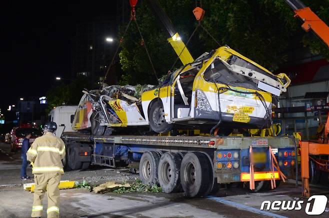 10일 오전 12시30분쯤 광주 동구 학동 재개발지역 건물 붕괴 사고 현장에서 붕괴된 건물에 매몰됐던 45인승 시내버스가 대형 트레일러에 인양되고 있다.  /사진=뉴스1