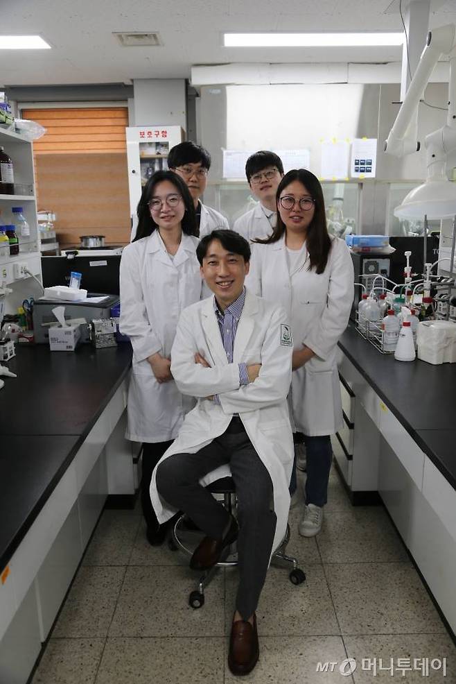 농업생명자원을 소재로 한 기능성 식품개발이 한창인 가운데 국립원예특작과학원 인삼특작부 이대영 박사가 지난 7일 인삼특작이용팀 동료 후배 연구원들과 성분분석연구실에서 함께 활짝 웃고 있다.  /사진=정혁수