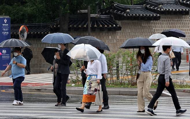 금요일(11일)은 전국이 흐리고 하루종일 비가 내린다. 비의 영향으로 한낮에는 다소 선선하겠다. 사진은 지난 3일 서울시청 인근에서 시민들이 우산을 쓴 채 횡단보도를 건너는 모습. /사진=뉴스1