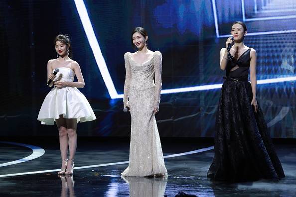 2020년 중국 최고의 흥행 드라마 '겨우, 서른' 에서 구자역을 맡아 열연한 퉁야요( 맨오른쪽)가 함께 출연한 마오샤오퉁(맨왼쪽)장수잉과 함께 작년 8월 상하이에서 열린 텐센트가 주최한 비디오스타시상식에 참석한 모습 [게티이미지]