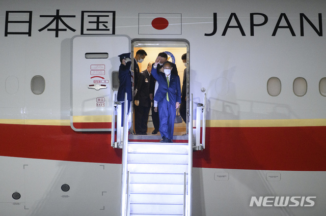 [뉴키=AP/뉴시스]스가 요시히데 일본 총리가 영국 콘월에서 열리는 주요 7개국(G7) 정상회의에 참석하기 위해 11일(현지시간) 뉴키 공항에 도착했다. 2021.06.11.