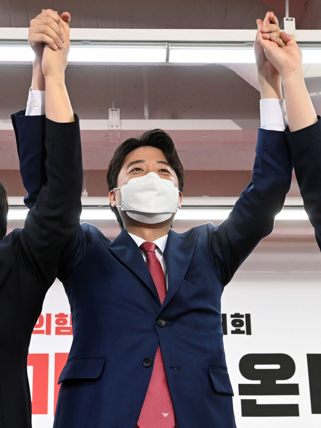 11일 서울 여의도 국민의힘 당사에서 열린 전당대회에서 새로 선출된 이준석 대표가 손을 들어보이고 있다.