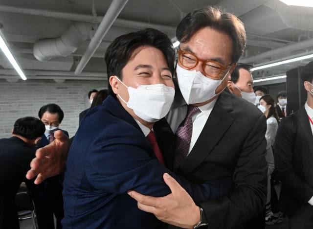 이준석 신임 국민의힘 대표가 11일 오전 서울 여의도 국민의힘 당사에서 열린 전당대회에서 당 대표로 당선된 뒤 정진석 의원과 포옹하고 있다. /연합뉴스