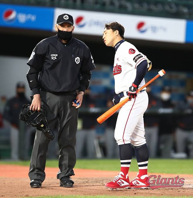 ▲ 5월 1일 사직 한화전에서 볼 판정을 놓고 항의하고 있는 손아섭(오른쪽). ⓒ롯데 자이언츠