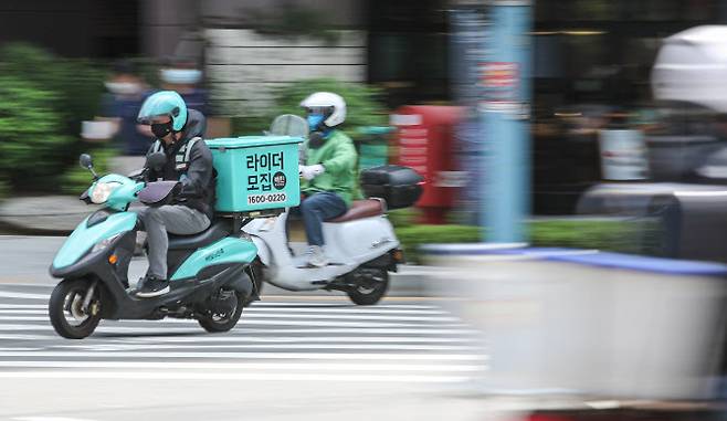 지난달 24일 오후 서울 종로구에서 배달업체 배달 오토바이들이 분주하게 이동하고 있다.(사진=연합뉴스)