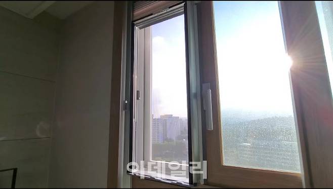 ‘파세코 창문형 에어컨3’ 설치 키트를 창문에 장착한 모습.