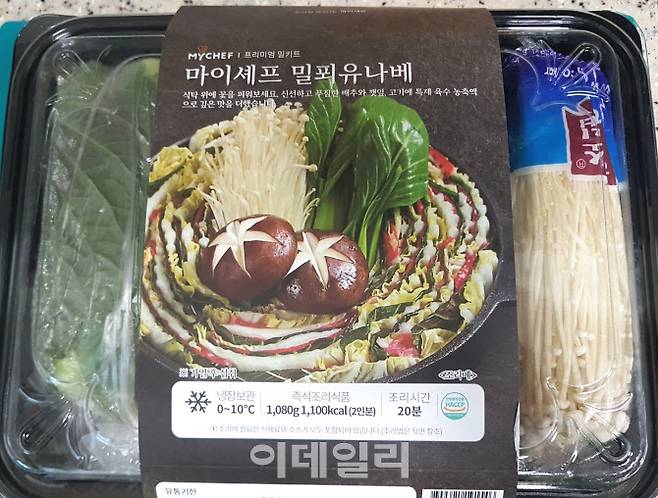 마이셰프 ‘밀푀유나베’ 밀키트. 패키지 한 개가 2인분 기준이고 중량은 1kg 정도로 묵직한 편이다.(사진=김범준 기자)