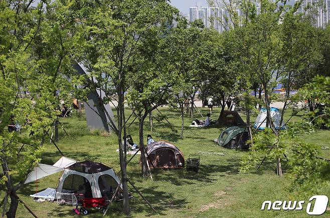 여의도 한강공원을 찾은 시민들이 그늘막 텐트 안에서 휴식을 취하고 있다. (사진은 기사내용과 관계없음.) 2021.5.19/뉴스1 © News1 오대일 기자