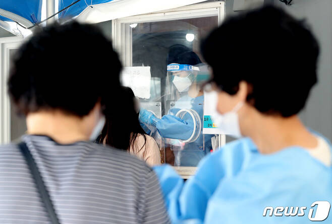 11일 오전 서울역 광장에 마련된 중구 임시선별진료소에서 의료진이 코로나19 검사를 하고 있다. 2021.6.11/뉴스1 © News1 이동해 기자