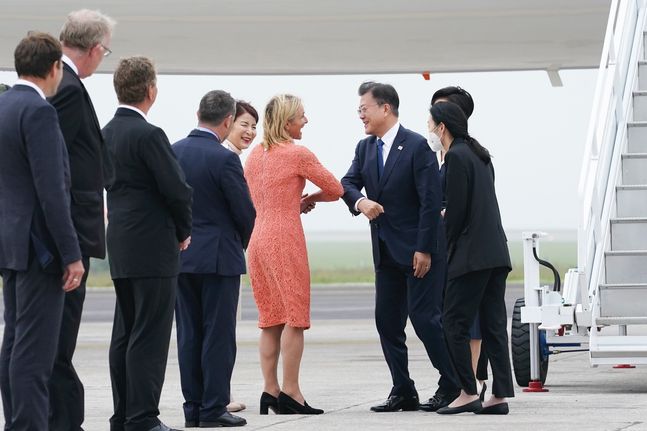 G7 정상회의에 참석하는 문재인 대통령이 11일(현지시간) 영국 콘월 뉴키 공항에 도착해 전용기에서 내려 환영나온 제인 하틀리(Jane Hartley) 콘월 부주지사와 인사를 나누고 있다. ⓒ청와대