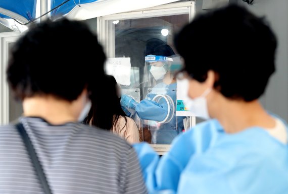 11일 오전 서울역 광장에 마련된 중구 임시선별진료소에서 의료진이 코로나19 검사를 하고 있다. 2021.6.11/뉴스1 © News1 이동해 기자 /사진=뉴스1