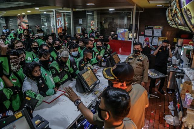 지난 9일 인도네시아 서부자바 보고르 맥도널드 매장에 몰려든 배달원들. 이날 현지에 첫 출시된 방탄소년단 세트 주문이 폭주하면서 매장이 꽉 찼다. 보고르=AFP 연합뉴스