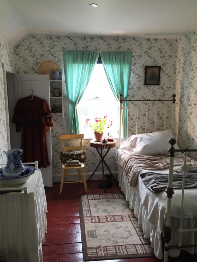 소설 ‘빨간머리 앤’의 배경이 된 캐나다 프린스에드워드섬의 ‘그린 게이블스(Green Gables)’에 있는 앤의 방. 앤 인형과 앤의 집이 수놓인 테이블 매트를 사 왔다. 어쩌자고 앤의 가발까지 샀던 건지. @여하연