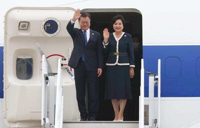 G7 정상회의에 참석하는 문재인 대통령과 부인 김정숙 여사가 11일(현지시간) 영국 콘월 뉴키 공항에 도착해 전용기에서 내리고 있다. 뉴시스