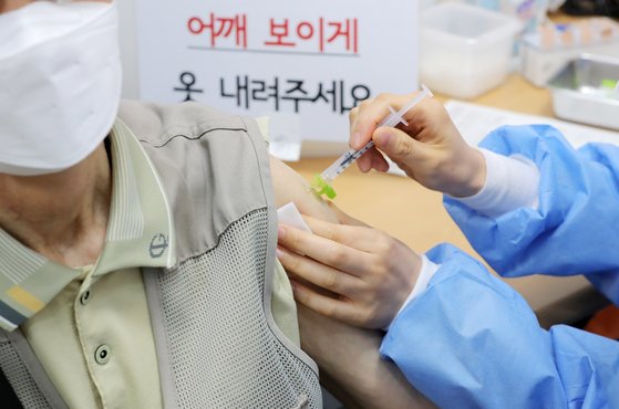 12일 오후 서울 강동구 예방접종센터에서 한 시민이 백신을 접종받고 있다.   코로나19 예방접종대응추진단에 따르면 전날 1차 신규 접종자는 79만2835명으로 집계됐다. 누적 1차 접종자는 1138만7256명으로, 전체 인구의 22.2%에 해당한다. 연합뉴스