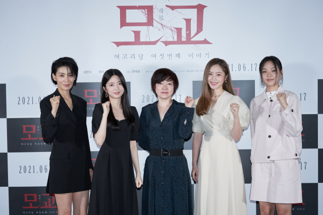 From left: Kim Seo-hyung, Kim Hyun-soo, director Lee Mi-young, Choi Lee and Kim Hyung-seo (Cine 2000)