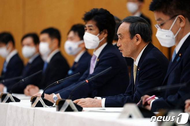 스가 요시히데 일본 총리가 지난 23일(현지시간) 도쿄 총리관저에서 회의를 주재하고 있다. /AFP=뉴스1