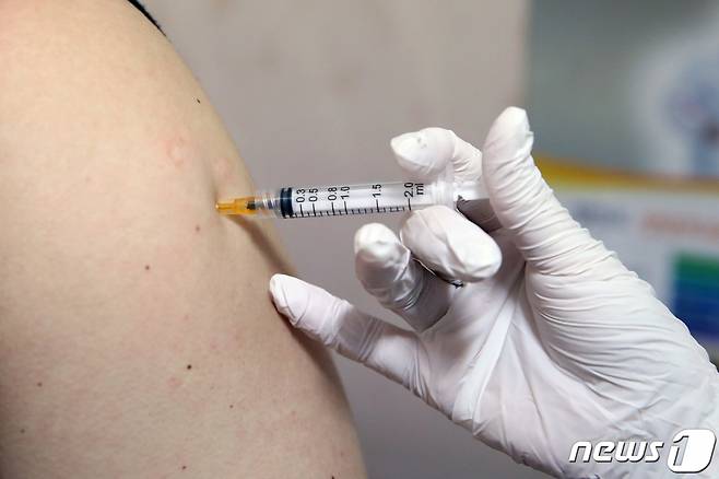 종 코로나바이러스 감염증(코로나19) 얀센 백신 접종 이틀째인 지난 11일 오전 서울 종로구의 한 의원에서 시민이 얀센 백신접종을 하고 있다. /사진=뉴스1