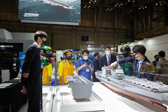 부산에서 열리고 있는 국제해양방위산업전에서 대우조선해양 홍보관을 방문한 관람객들이 한국형 경항공모함 모델을 살펴보고 있다. /사진=대우조선해양