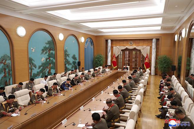 김정은 북한 국무위원장이 지난 11일 당 중앙위원회 본부청사에서 중앙군사위원회 확대회의를 주재했다고 조선중앙통신이 12일 보도했다. 김 위원장은 "인민군대가 당의 군 건설 노선과 방침들을 한치의 드팀도 없이 완강히 관철해나가며 고도의 격동태세를 철저히 견지해야 한다"고 강조했다. 또 군종·군단급 지휘관을 해임하고 새로 임명하는 문제가 논의됐다. [조선중앙통신]