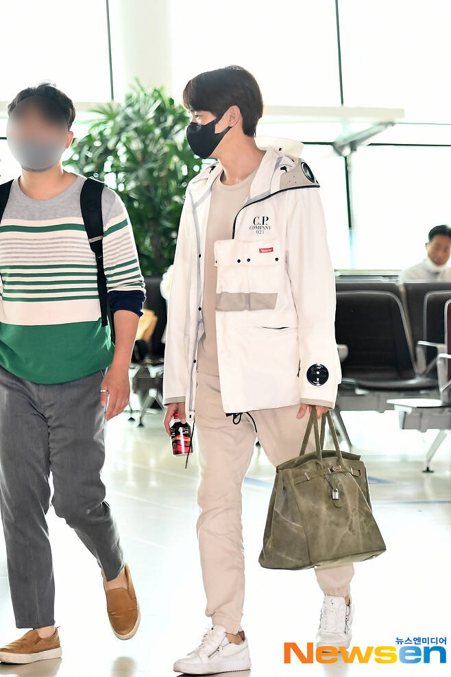 Actor Yoo Yeon-Seok departs for Jeju Island on June 12th at Gimpo International Airport in Banghwa-dong, Gangseo-gu, Seoul.