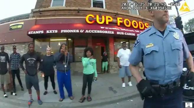 지난해 5월 25일 미니애폴리스 경찰관들의 조지 플로이드 살해 현장을 촬영중인 다넬라 프레이저(파란 바지). 유튜브 캡처