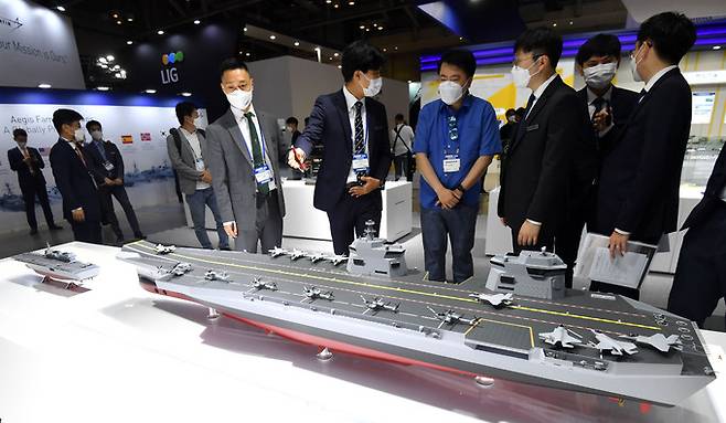 2021 부산국제조선해양대제전이&nbsp;개막한 9일&nbsp;부산 벡스코 제1전시장 내 현대중공업 부스를 찾은 관람객들이 경항공모함 모형을 보고 있다. 부산=뉴시스