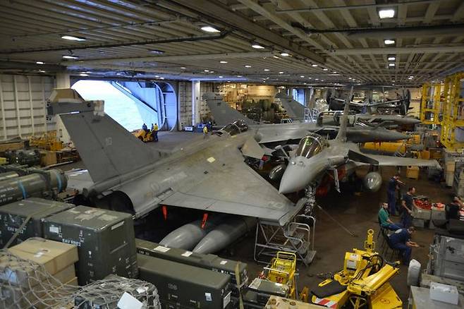 프랑스 핵항공모함 샤를 드골호 격납고 내부 모습. 라팔전투기와 각종 물자 등으로 꽉 차 있다. 세계일보 자료사진