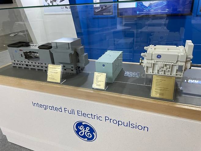 2021 부산국제조선해양대제전이 개막한 9일 부산 벡스코 제1전시장 내 GE 부스에 GE의 함정용 통합전기추진체계 모형이 전시되어 있다. GE 제공