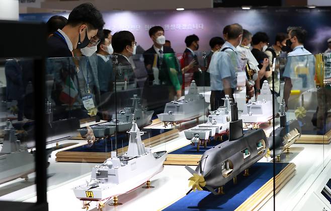 2021 부산국제조선해양대제전이 개막한 9일 부산 벡스코 제1전시장 내 대우조선해양 부스에서 관람객들이 군함 모형들을 살펴보고 있다. 부산=연합뉴스