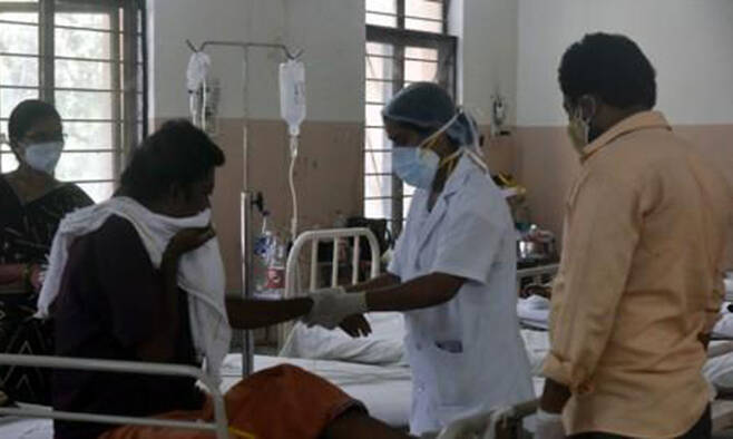 인도 하이데라바드의 한 병원에서 털곰팡이균 감염자(왼쪽에서 두 번째)를 치료하는 의료진(오른쪽에서 두 번째). 신화=연합