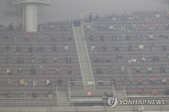 사회적 거리 둔 관중석 (고양=연합뉴스) 임병식 기자 = 5일 오후 고양종합운동장에서 열린 카타르 월드컵 2차 예선 대한민국 대 투르크메니스탄 경기. 관중들이 사회적 거리두기를 유지하며 경기를 관람하고 있다. 2021.6.5 andphotodo@yna.co.kr