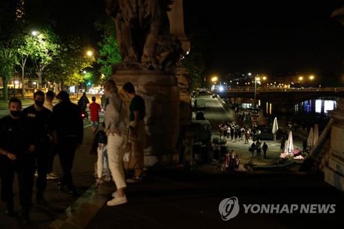 통금 시간이 지나도록 프랑스 파리 센강 앞에 모인 인파 [AFP=연합뉴스]