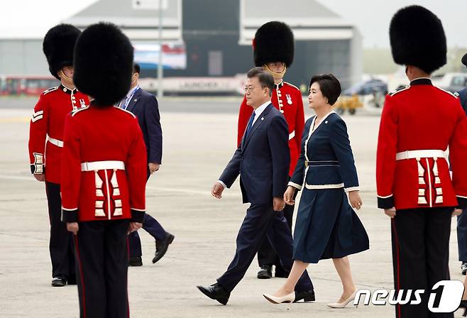 문재인 대통령과 부인 김정숙 여사가 11일(현지시간) G7 정상회의 참석차 영국 콘월 뉴키 공항에 도착해 공군1호기에서 내려 이동하고 있다. (청와대 제공) 2021.6.12/뉴스1 © News1 이광호 기자