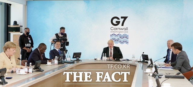 G7과 초청국 정상들은 13일(현지시간) G7 확대 정상회의 기후변화·환경 세션에서 'G7 기후변화·환경 의장성명'을 채택했다. 문재인 대통령이 이날 영국 콘월 카비스베이에서 열린 기후변화·환경 세션에 참석한 모습. /뉴시스