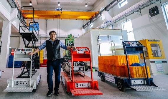 한국생산기술연구원 스마트모빌리티소재부품연구그룹 임대영 박사가 운반(오른쪽), 방제(가운데), 리프팅 작업이 가능한 스마트팜 다기능 농작업 로봇에 대해 설명하고 있다. 생산기술연구원 제공