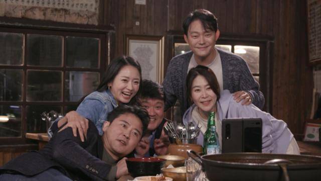 드라마 '전원일기'에서 금동이 역을 맡았던 임호(왼쪽 첫 번째)와 그의 아내로 나왔던 조하나 그리고 영남이를 연기한 남성진(오른쪽 두 번째)과 복길이 역의 김지영(오른쪽 첫 번째)이 만나 장난스러운 모습으로 사진을 찍고 있다. MBC 방송 캡처