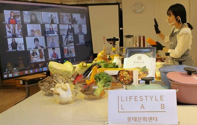 롯데백화점 문화센터가 명인들이 참가하는 온라인 요리 강좌를 진행한다.  [사진=롯데쇼핑]