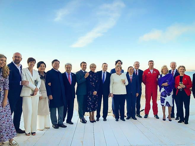 G7 정상회의 참석차 영국을 방문중인 문재인 대통령이 12일(현지시간) 영국 콘월 카비스베이에서 참가국 정상 내외들과 영국 특수비행팀 '레드 애로우'의 G7 정상회의 축하 비행을 관람한 뒤 기념촬영을 있다. 청와대 페이스북