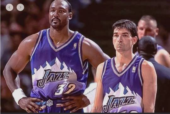 픽앤롤은 가드와 빅맨 사이에 이뤄지는 스크린이 들어간 가장 기본적인 공격전술이다. 사진은 1990년대 픽앤롤을 가장 잘 구사한 유타 재즈 칼 말론(왼쪽)과 존 스탁턴.