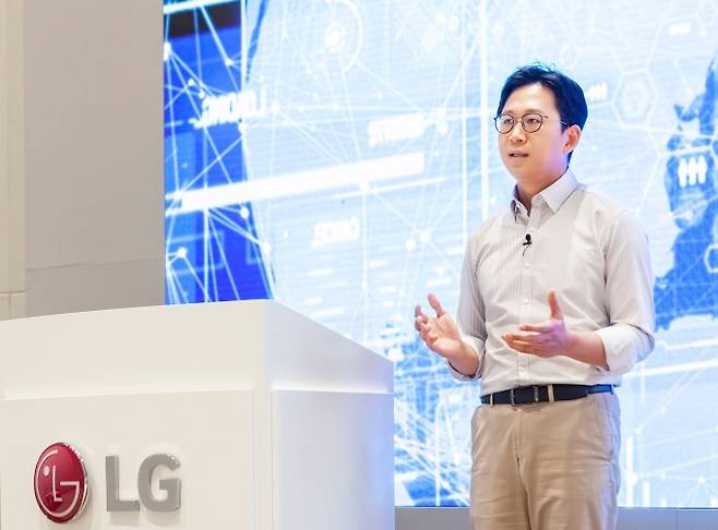 배경훈 LG AI연구원장이 지난달 17일 비대면으로 열린 'AI토크콘서트'에서 계획을 발표하는 모습. /사진제공=LG