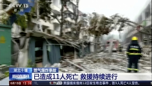 중국 중부 후베이성 스옌시 가스폭발 현장 수습하는 중국 구조대의 모습이 CCTV 영상./AP연합뉴스