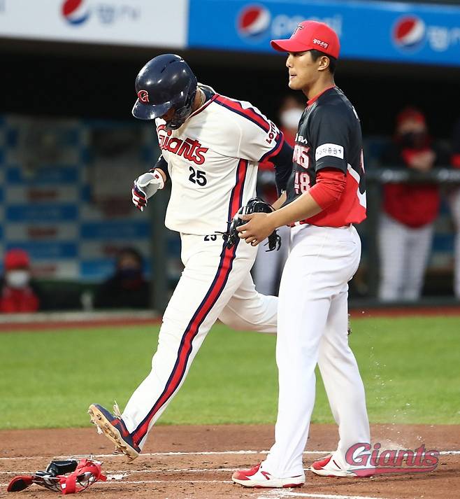 ▲ 롯데 한동희(왼쪽)가 5월 6일 사직 KIA전에서 득점을 올리고 있다. 오른쪽은 KIA 좌완투수 이의리.