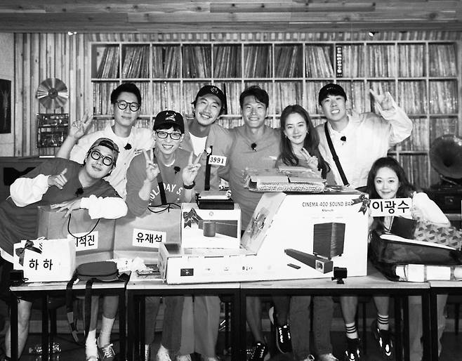 On the 13th, Ji Suk-jin released a picture on his Instagram with an article entitled I really did Sui Gu.The black and white photos show members of Running Man including Ji Suk-jin and Lee Kwang-soo posing as a group.Lee Kwang-soo also attracts attention to various items presented by the members considering the characteristics of the members.On the other hand, Running Man One-year member Lee Kwang-soo will get off the broadcast on the 13th for the last 11 years.