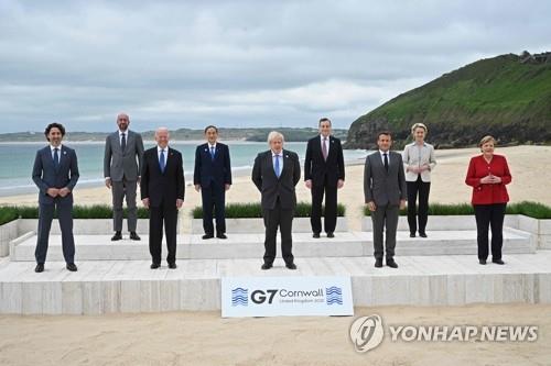 영국 콘월 바닷가에서 기념촬영하는 G7 정상들 [AFP=연합뉴스]